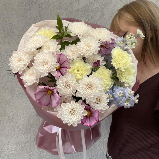 Букет из хризантемы, диантуса, дельфиниума, малины и садового цветка 🌸