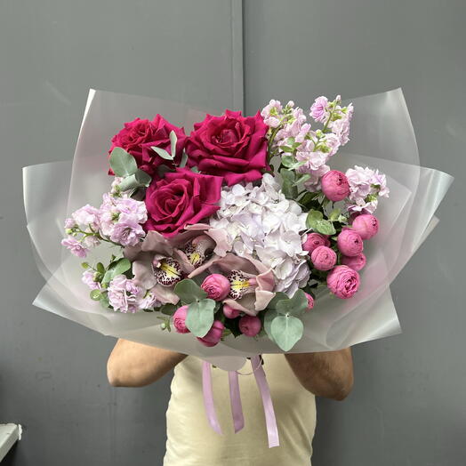Букет с орхидеями, розами и ароматной маттиолой🌸