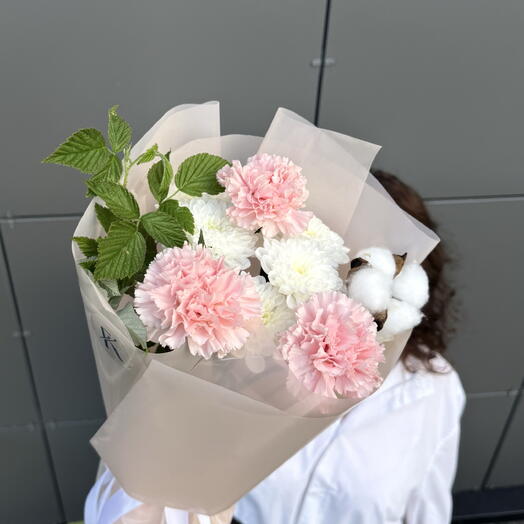 Букет-комплимент с хризантемой и хлопком