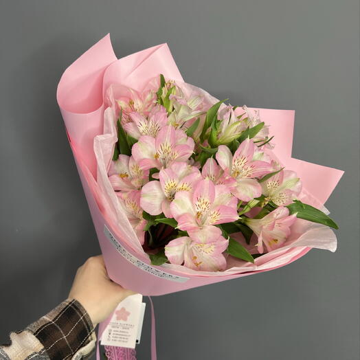 Можно букет из 3 розовых альстромерий в нежном оформлении🌸