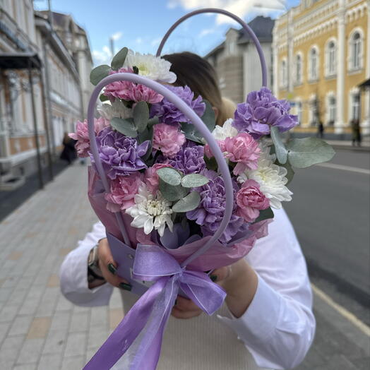 Лавандовая композиция в стильной сумочке с ручками из ажурных диантусов, ароматноц хризантемы, стойкого эвкалипта