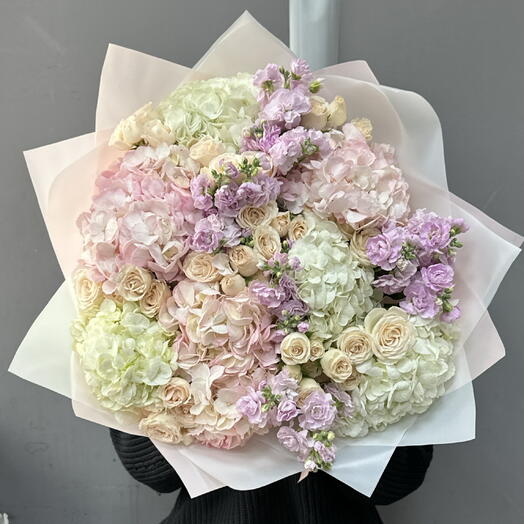 Сборный пышный и нежный букет