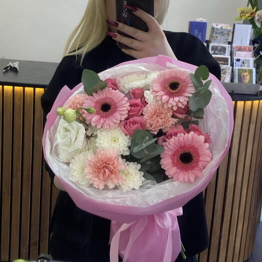 Букет «Малиновая дымка» с кустовой розой, герберой, диантусами, хризантемой