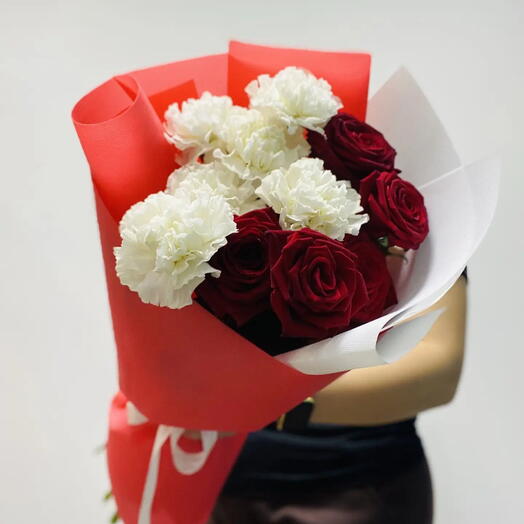 Белые диантусы и красные розы🌹