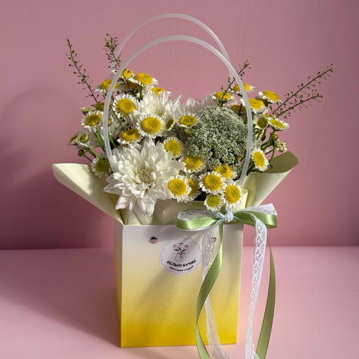 Яркая цветочная композиция из хризантем в сумочке🌼💛