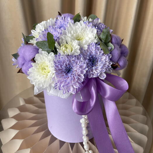 Хризантема с эвкалиптом и хлопком в лавандовом цилиндре 💜
