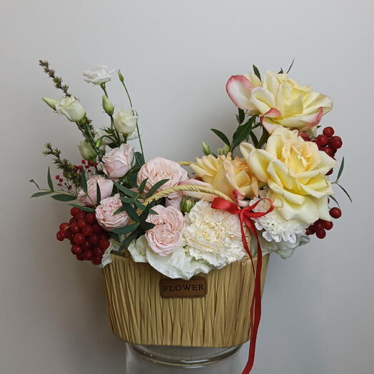 Композиция в нежно-желтых оттенках из роз в корзиночке 🌸