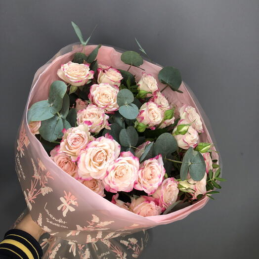 Нежный букет волшебных кустовых роз с эвкалиптом🌸☘️🌸☘️🌸