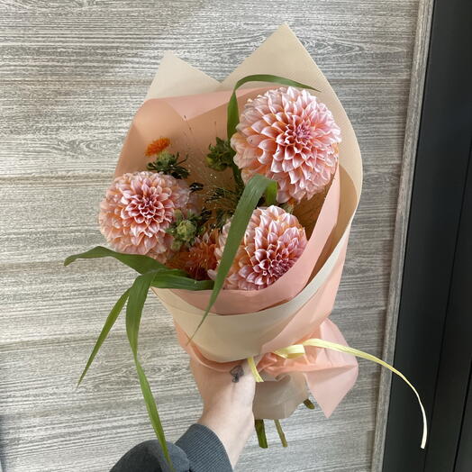 Букет из георгинов и картамуса