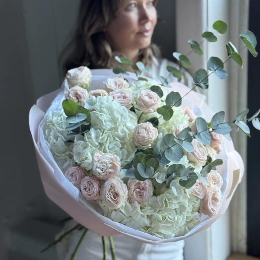 Букет круглый с гортензиями 1054