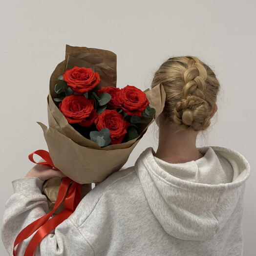Яркий букет «Аромат момента🌹» из роз сорта Nina с ароматным эвкалиптом