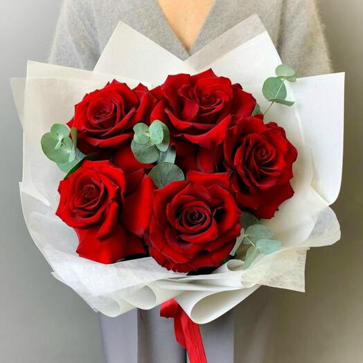 Красные розы французские с эвкалиптом букет les fleur (В0035)