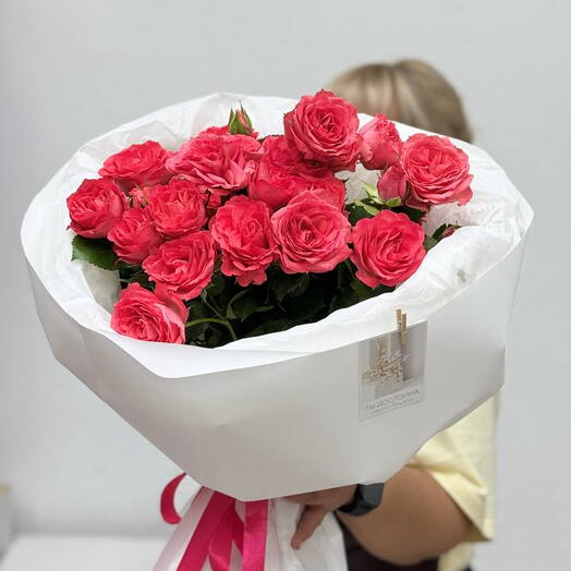 Букет "С любовью" из 5 кустовых роз сорта Белла Линда