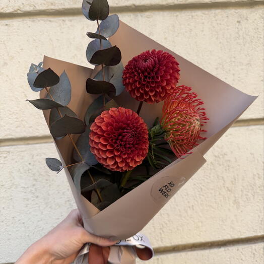 Букет-комплимент из георгин, африканского нутана и эвкалипта от XOFLOWERS