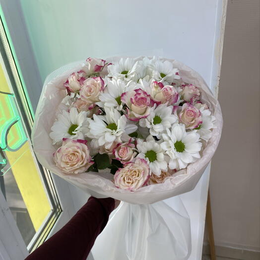 Букет с кустовой розой