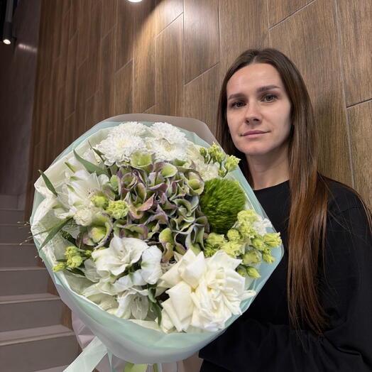 Букет с гортензией и ажурной розой