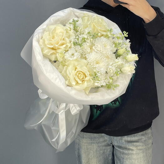 Белоснежный букет с французской розой и маттиолой 🤍