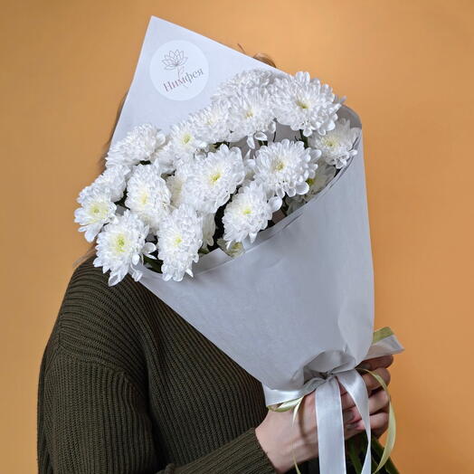 Букет-комплимент из белоснежной хризантемы в крафте