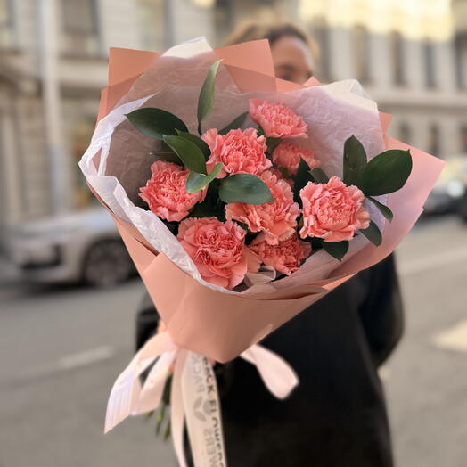 Букет из гвоздик и рускуса