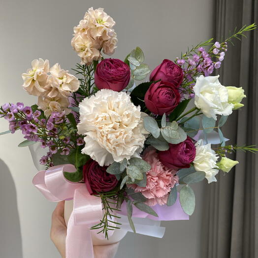 Яркий букет с пионовидной розой в коробочке 🌸