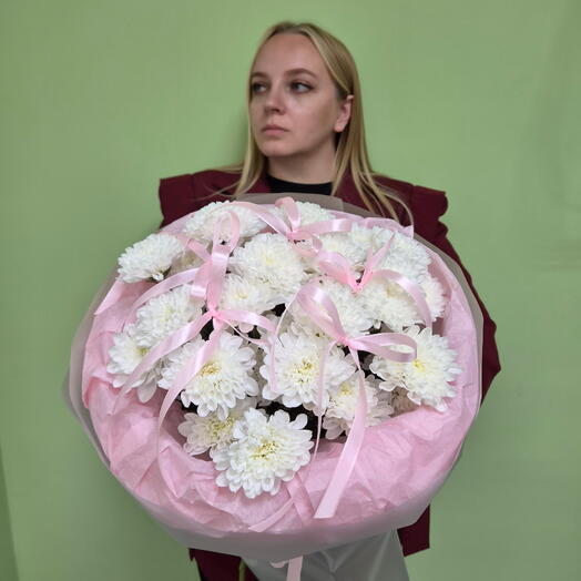 Трендовый букет с бантиками из хризантемы