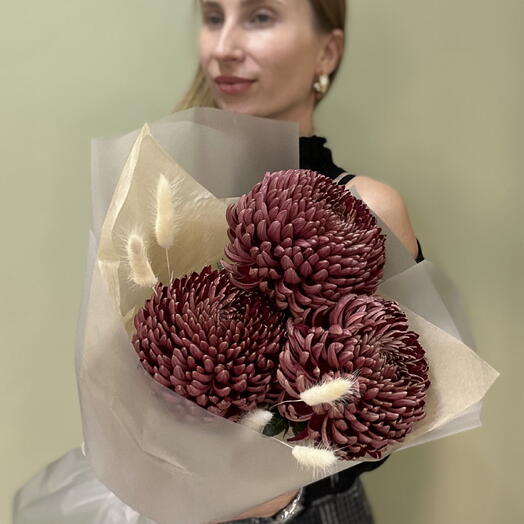 Букет из бордовых больших хризантем 3 шт с сухоцветами ( ларгус) 5 шт
