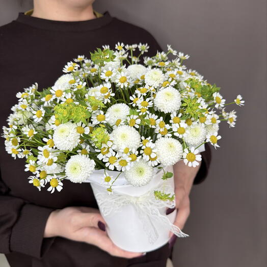 Шляпная коробка с хризантемой и ромашками