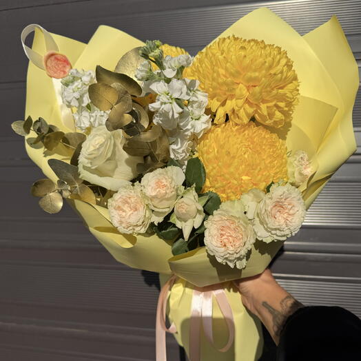Букет в лимонном цвете. Хризантема 💛, кустовая роза, роза эквадор, матиолла, эвкалипт