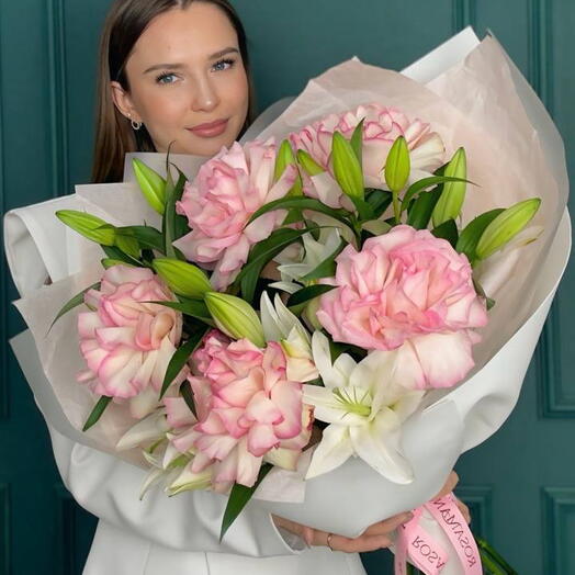 Букет с лилиями и французской розой 062