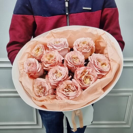 Янтарная пион роза в дизайнерской упаковке