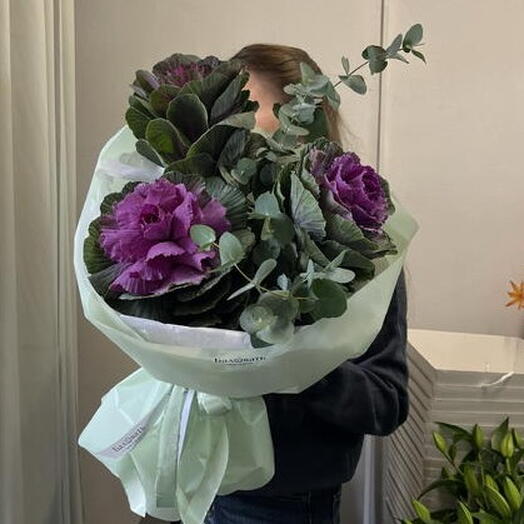 Интерьерный букет из декоративной капусты брассики и эвкалипта