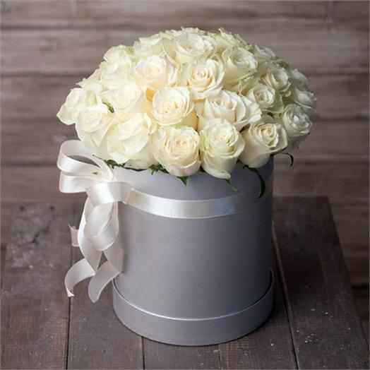 25 белых роз в коробке