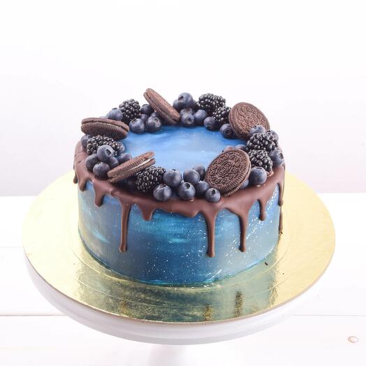 Pastel espacial con bayas y Oreo