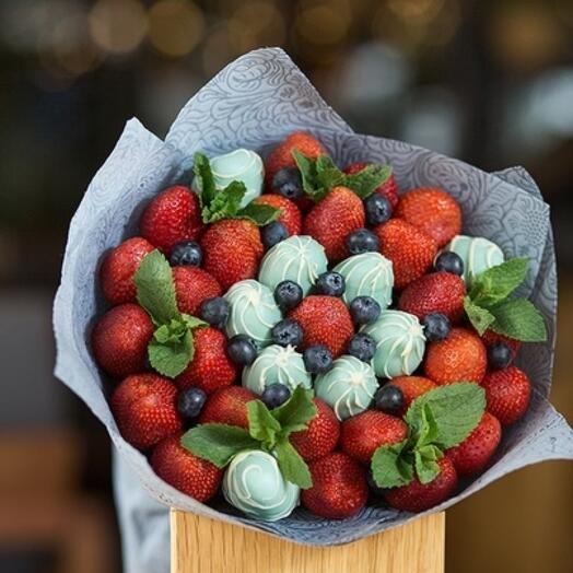 Bouquet of strawberries in chocolate "Women's Dream"