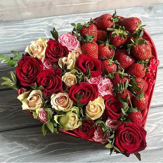 Сердечко с клубникой и розами микс