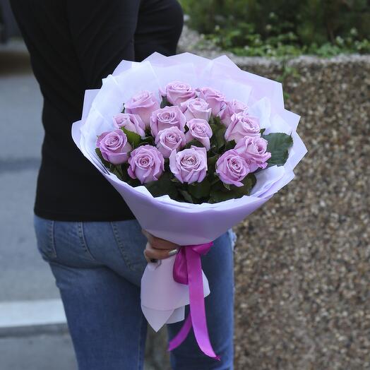 Ramo de 15 rosas moradas en paquete de diseño