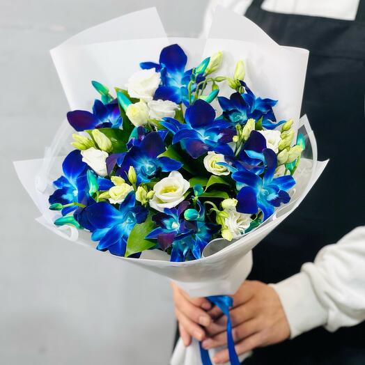 Eustoma. Orquídea azul. Ramo de orquídeas y rosas