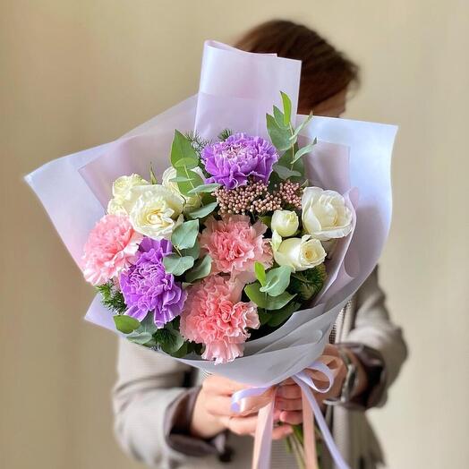 Ramo de Dianthus y rosas