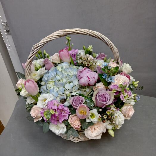 Cesta con peonía y flores