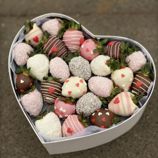 Box en forma de corazón con fresas cubiertas de chocolate "De todo corazón M"