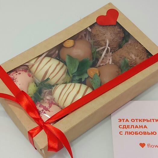 Клубника в шоколаде "С любовью"  8-10 шт (микс)