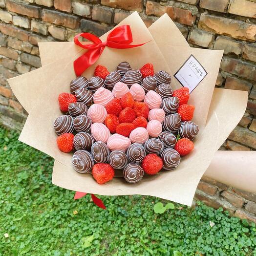 Bouquet of strawberries in chocolate Carousel L