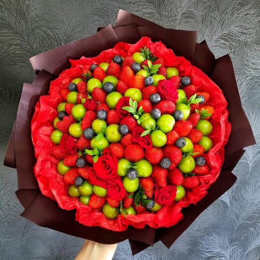 Букет из клубники и алычи