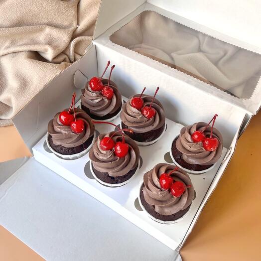 Cupcakes de chocolate con crema de chocolate y relleno de cereza