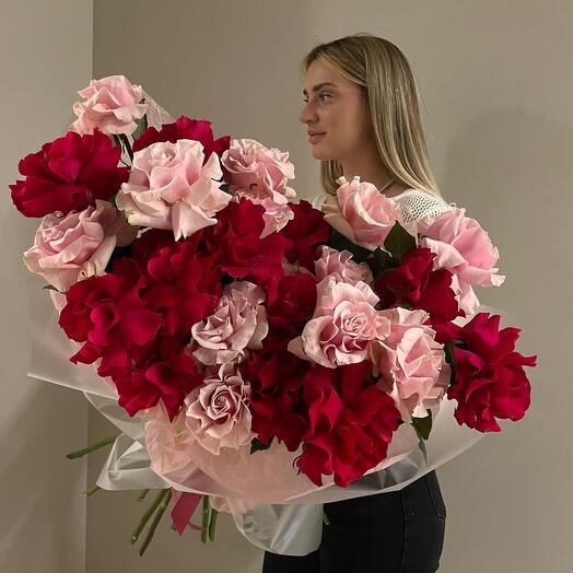 Elegante ramo de rosas brillantes y delicadas