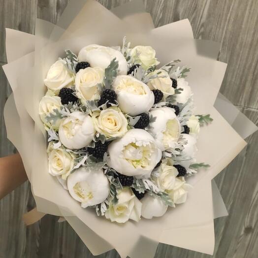 Ramo de rosas y peonías blancas