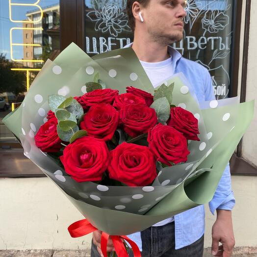 Букет из 11 красных роз с эвкалиптом