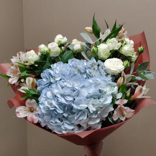 Bouquet of blue hydrangeas, bush roses and alstroemeria