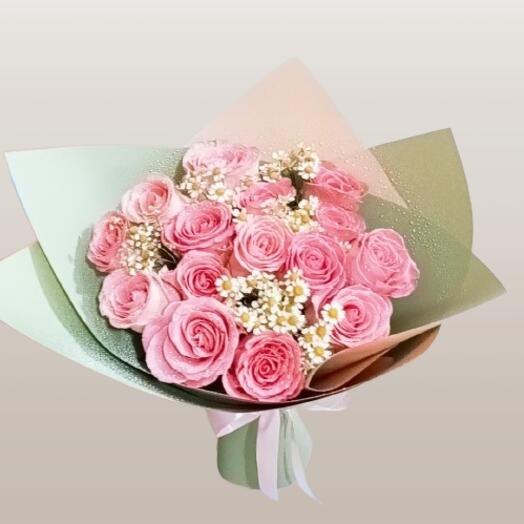 Elegant 15 Pink Roses with Chamomile Bouquet