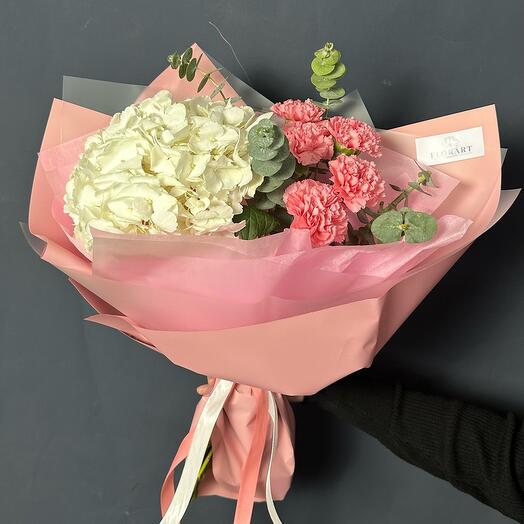 Букет с гортензией и диантусами